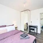 London E14 Poplar - Cosy 1 Bed Apartment For 3