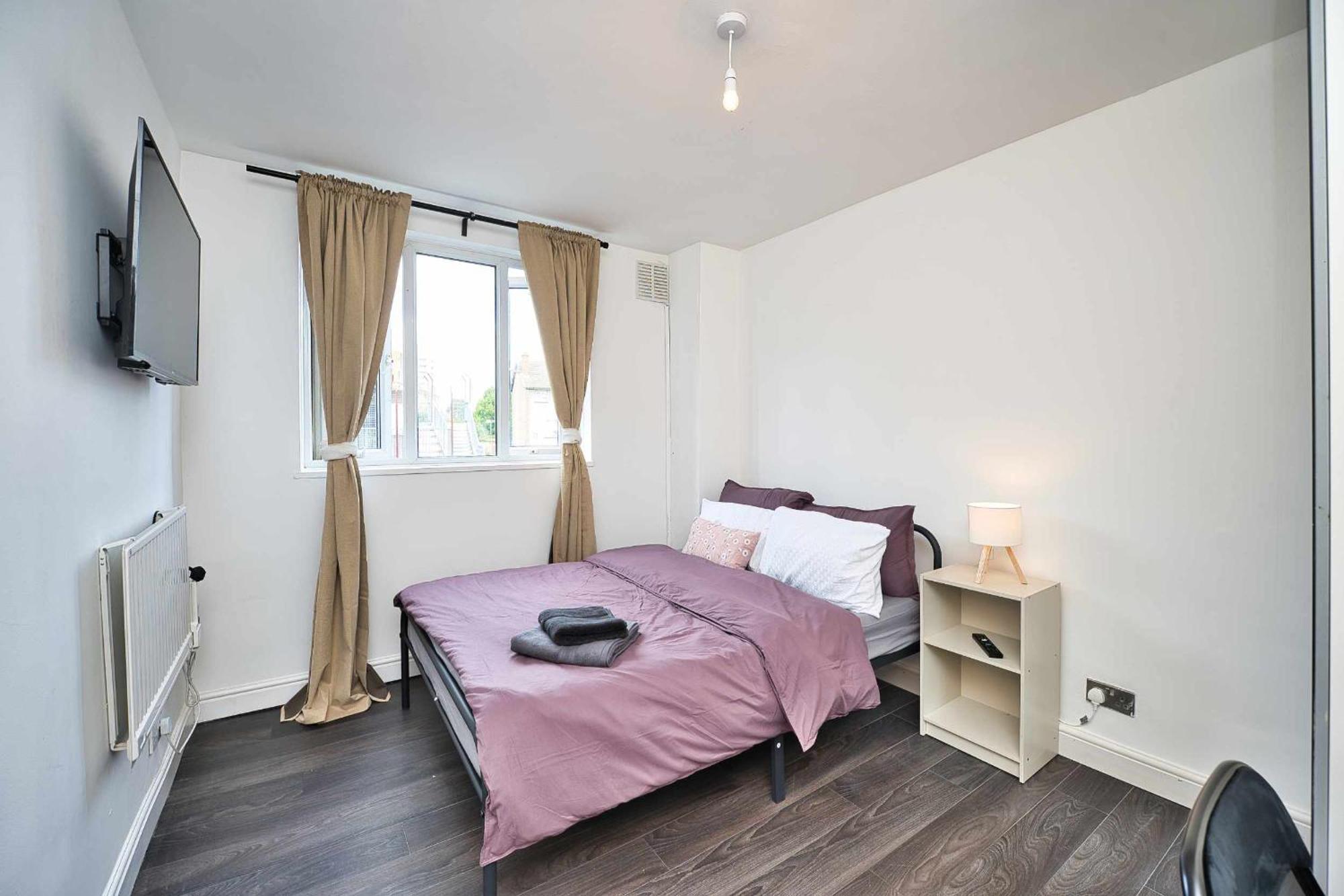 E14 Poplar - Cosy 1 Bed For 3 London